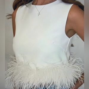 Sleeveless feather slim top.